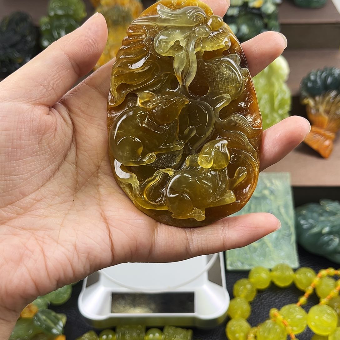 蛇纹石玉颈饰未镶嵌