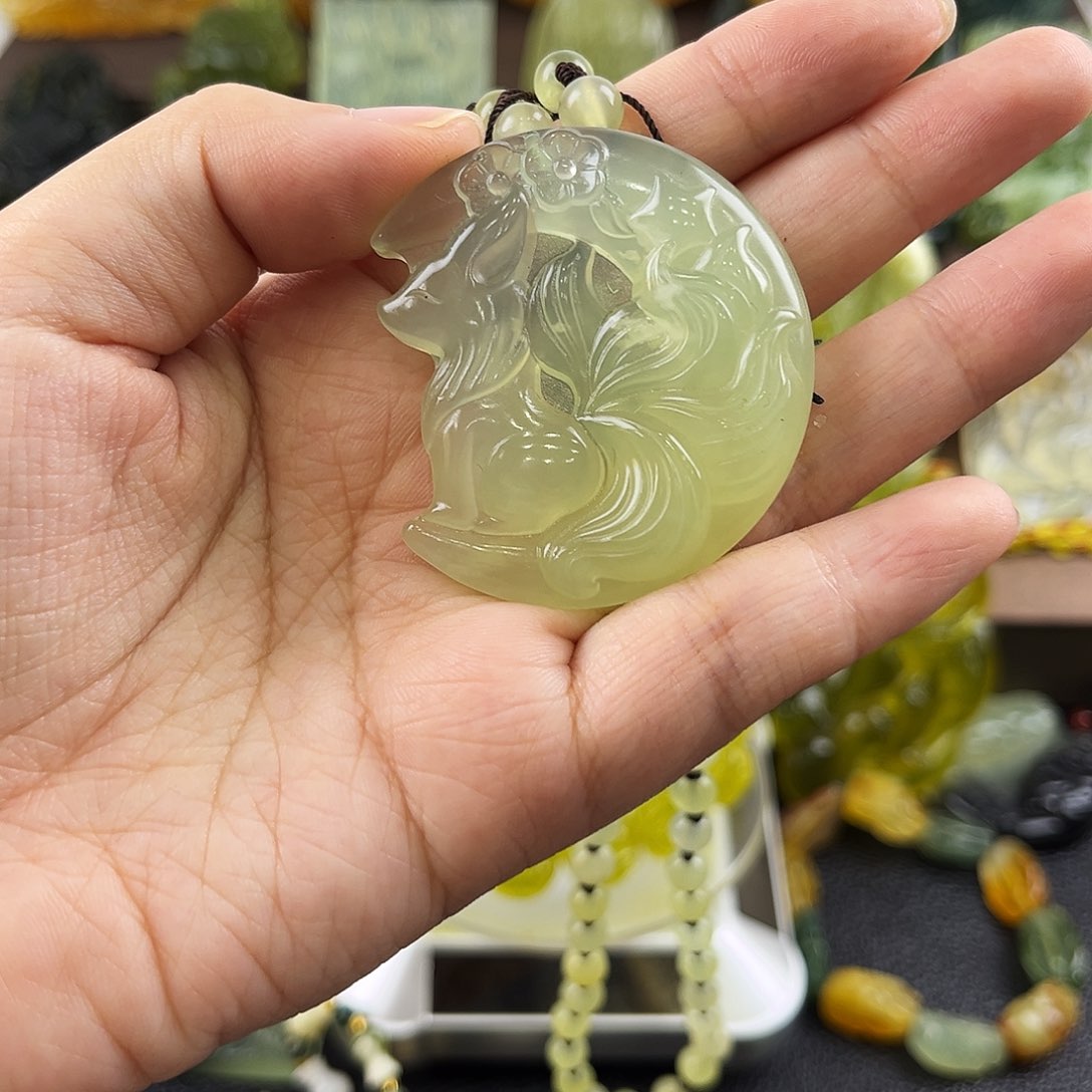 蛇纹石玉颈饰未镶嵌