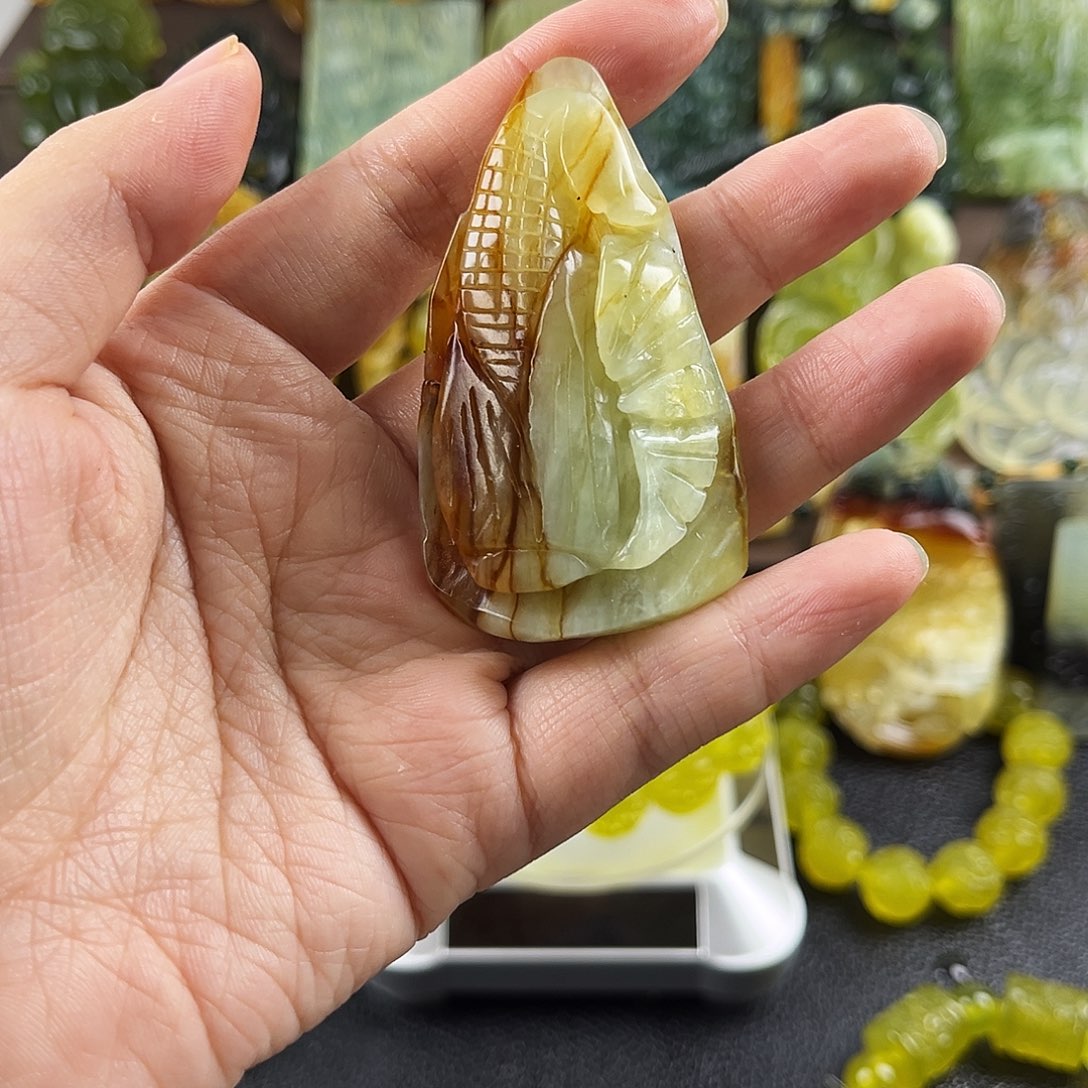 蛇纹石玉颈饰未镶嵌