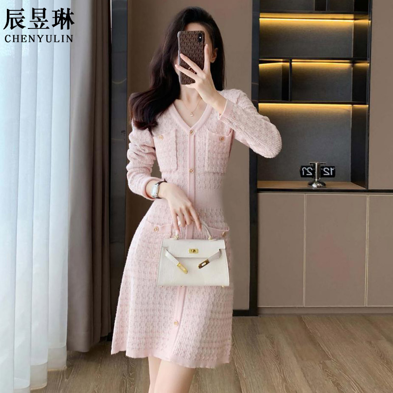 法式小香风秋季新款粉色v领毛衣连衣裙女收腰显瘦小个子针织裙