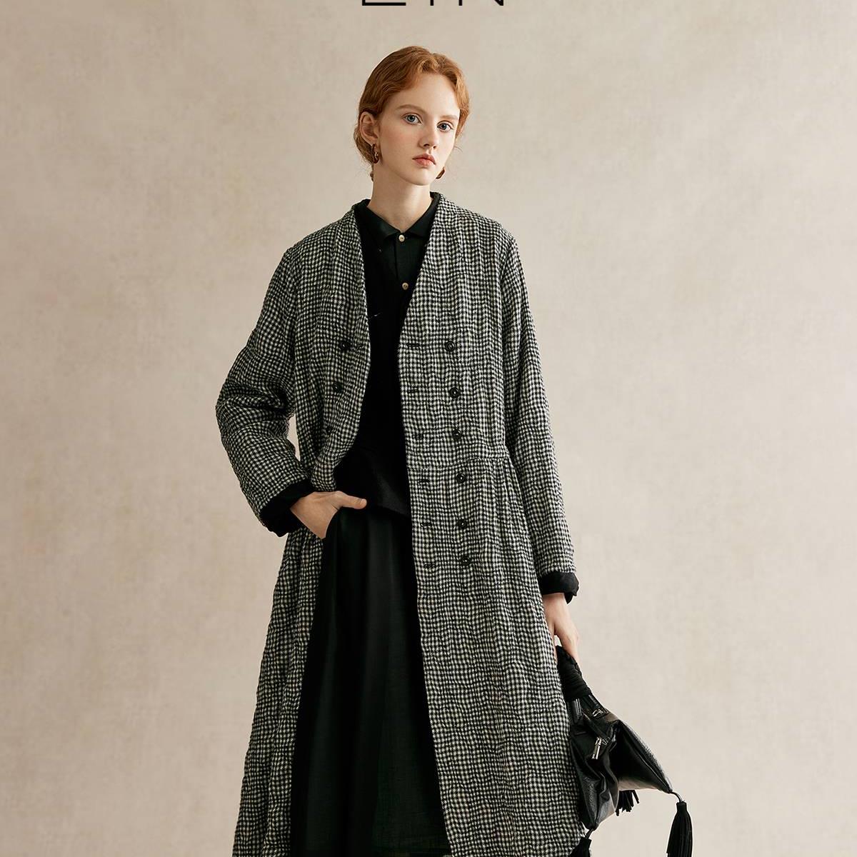 EIN/言高智感通勤绵羊毛格纹拼接V领双排扣文艺长外套2025秋款