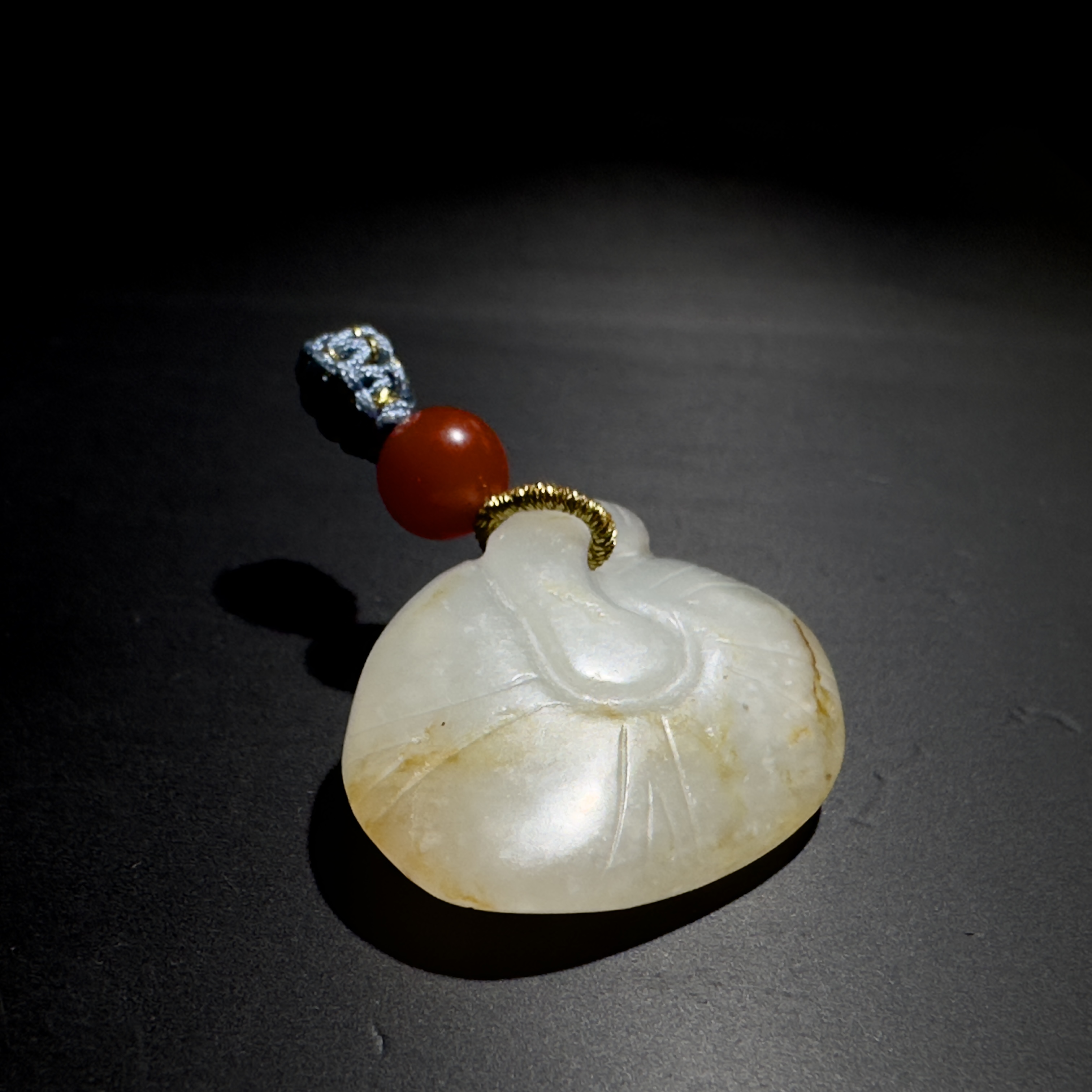 【清，君子坠】和田玉质地，洒金皮俏色项坠 ，雕刻菌菇题材，包浆厚实