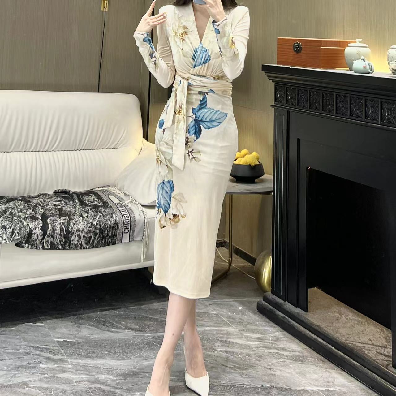 轻奢气质女人味V领长袖丝绒定位花花色印花绑带收腰百搭连衣裙