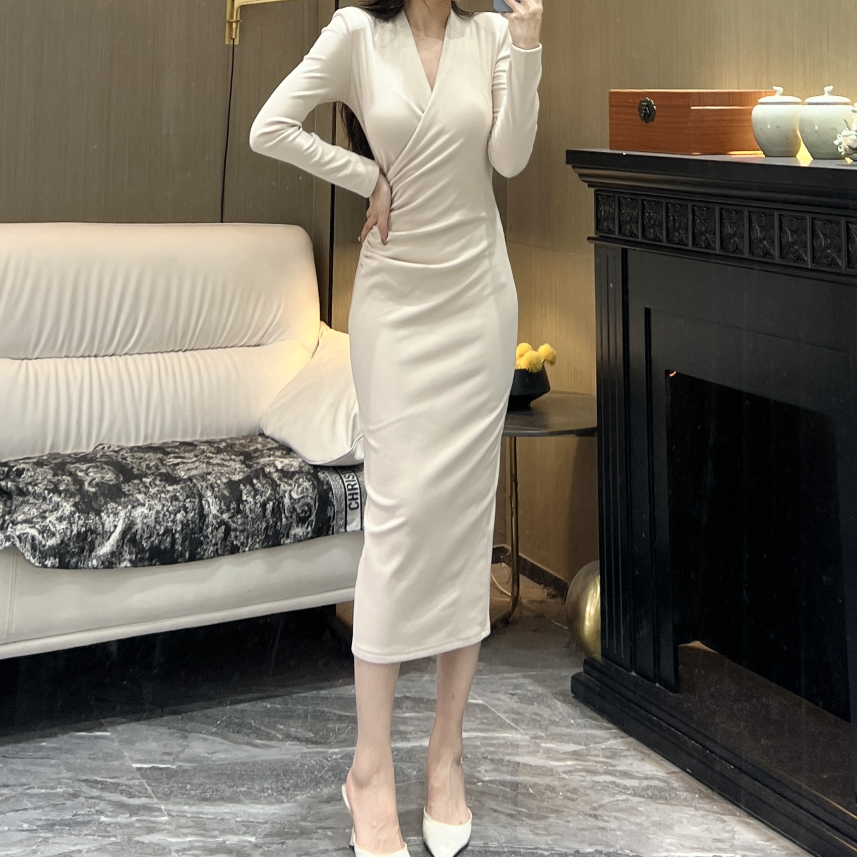 气质女人味轻奢V领长袖德绒纯色显瘦包身时尚百搭直筒连衣裙