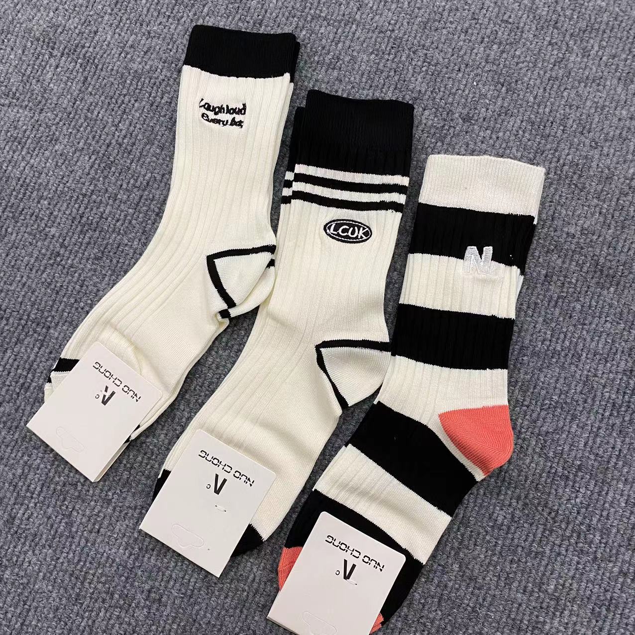 双针织女款刺绣黑白堆堆袜三双装