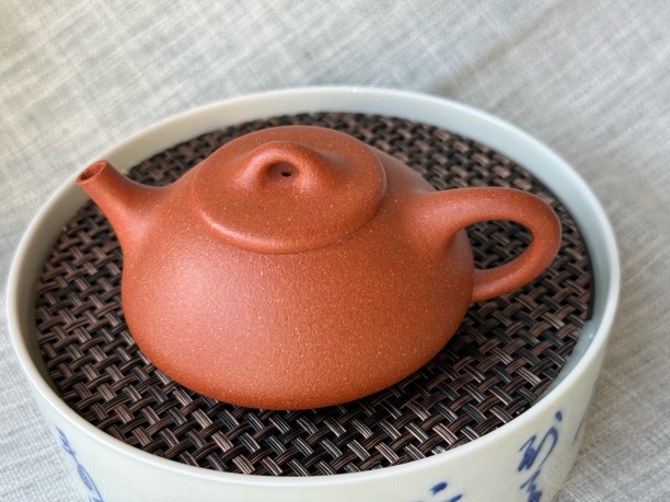 宜兴原矿宝山红降坡30目段泥小彭年120cc紫砂壶