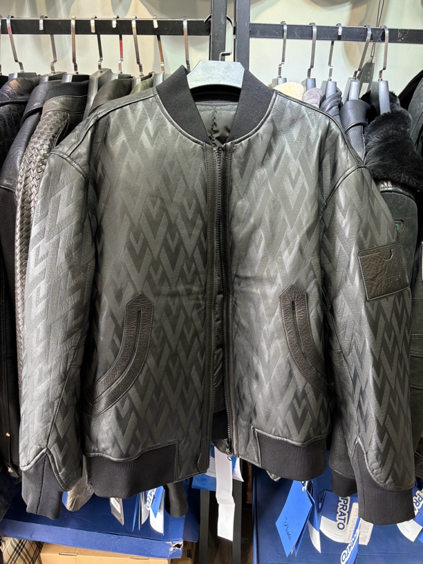  鹅绒棒球 领外套，既能御寒防风. 又显时尚贵气！