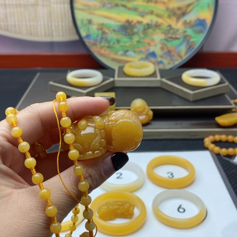 【闪购商品】石英质玉（黄龙玉）颈饰未镶嵌小**?