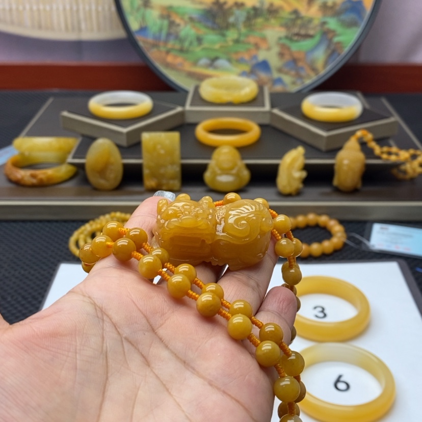 【闪购商品】石英质玉（黄龙玉）颈饰未镶嵌L*?