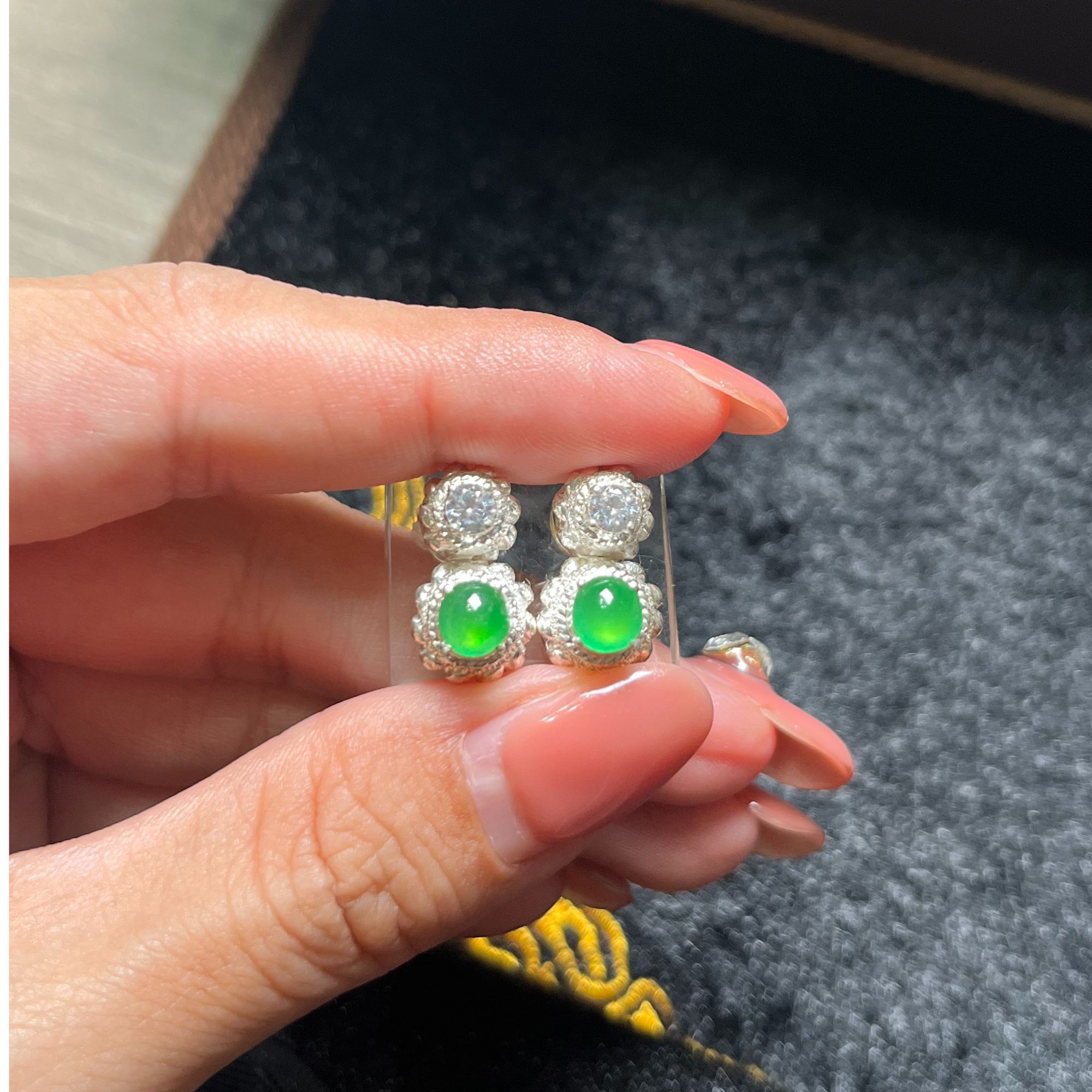 羿飞甄选缅甸天然翡翠绿耳钉尺寸 5.3。4.8。3.1