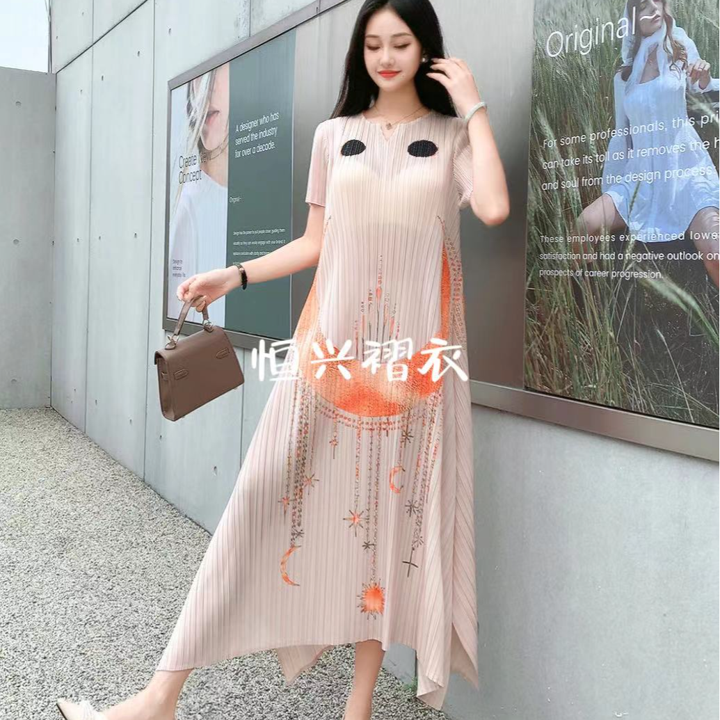 三宅褶皱月亮印花小V圆领显瘦气质轻奢时尚夏季宽松连衣裙洋气