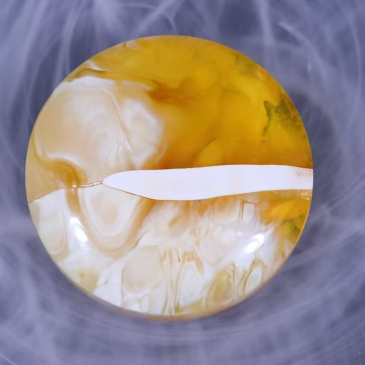 金瓷白妖孽女款蜜蜡吊坠