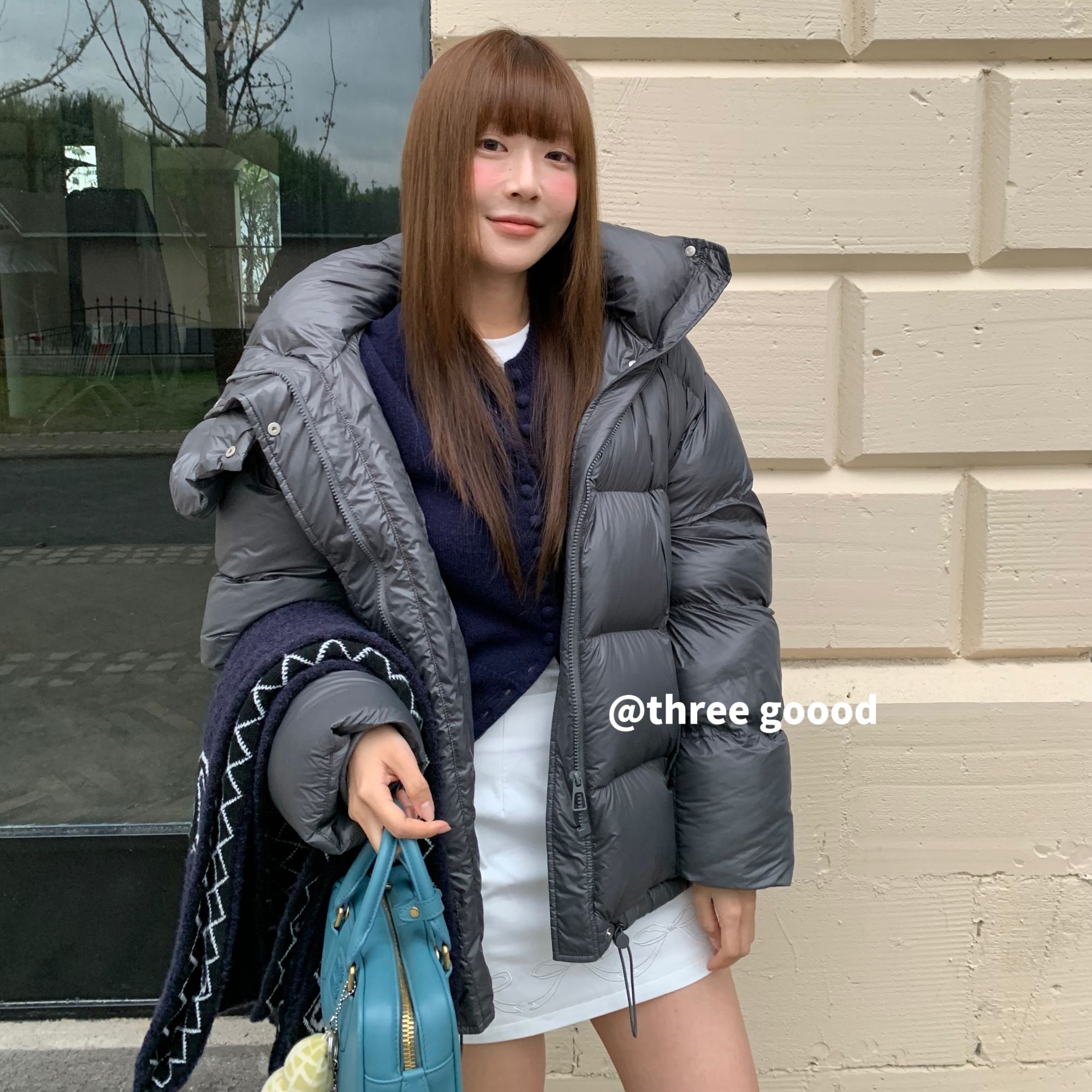 THREE GOOOD三吉 玛黑旅人百搭通勤风亮面带帽羽绒服 YY240906