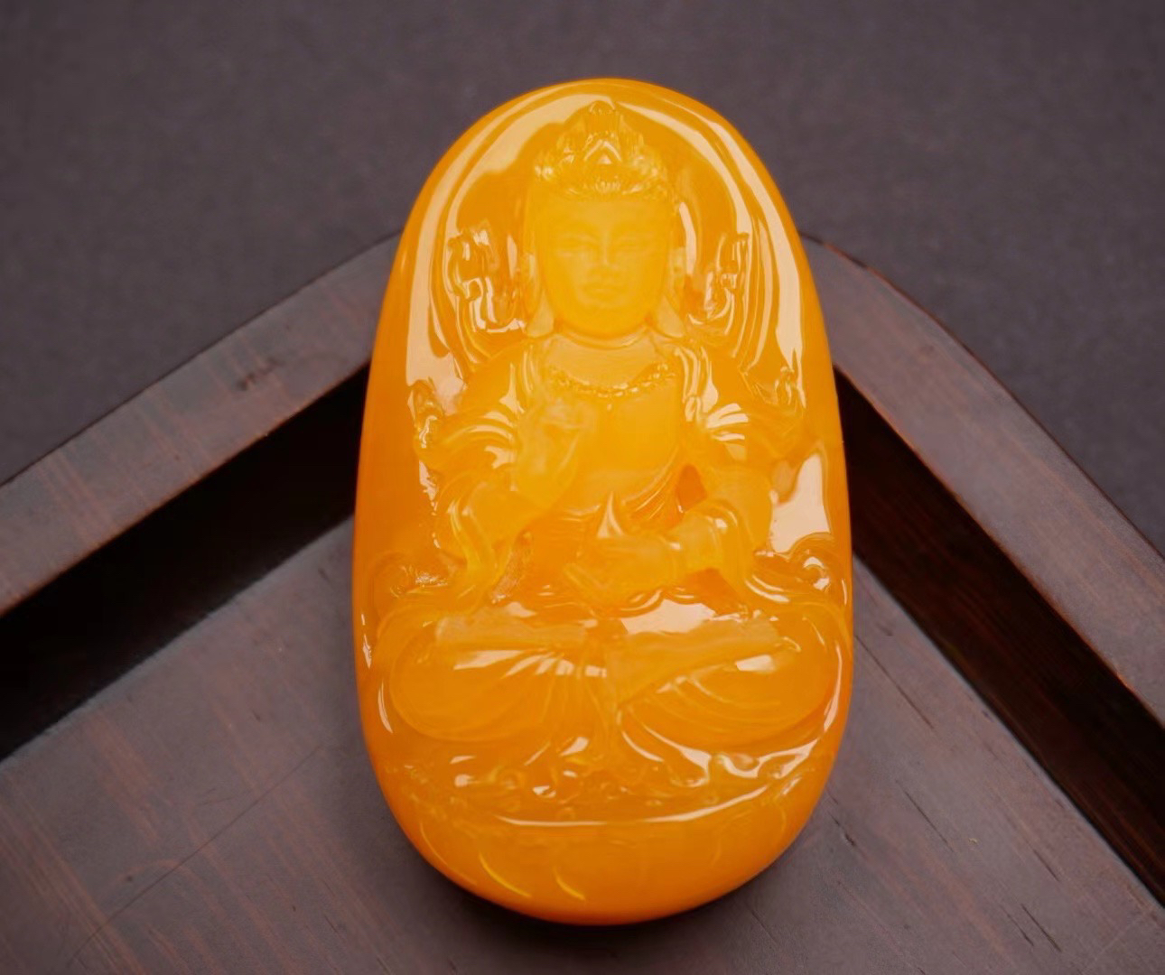原矿观音菩萨守护神高品质蜜蜡挂件大师雕刻焦皮料男士百搭