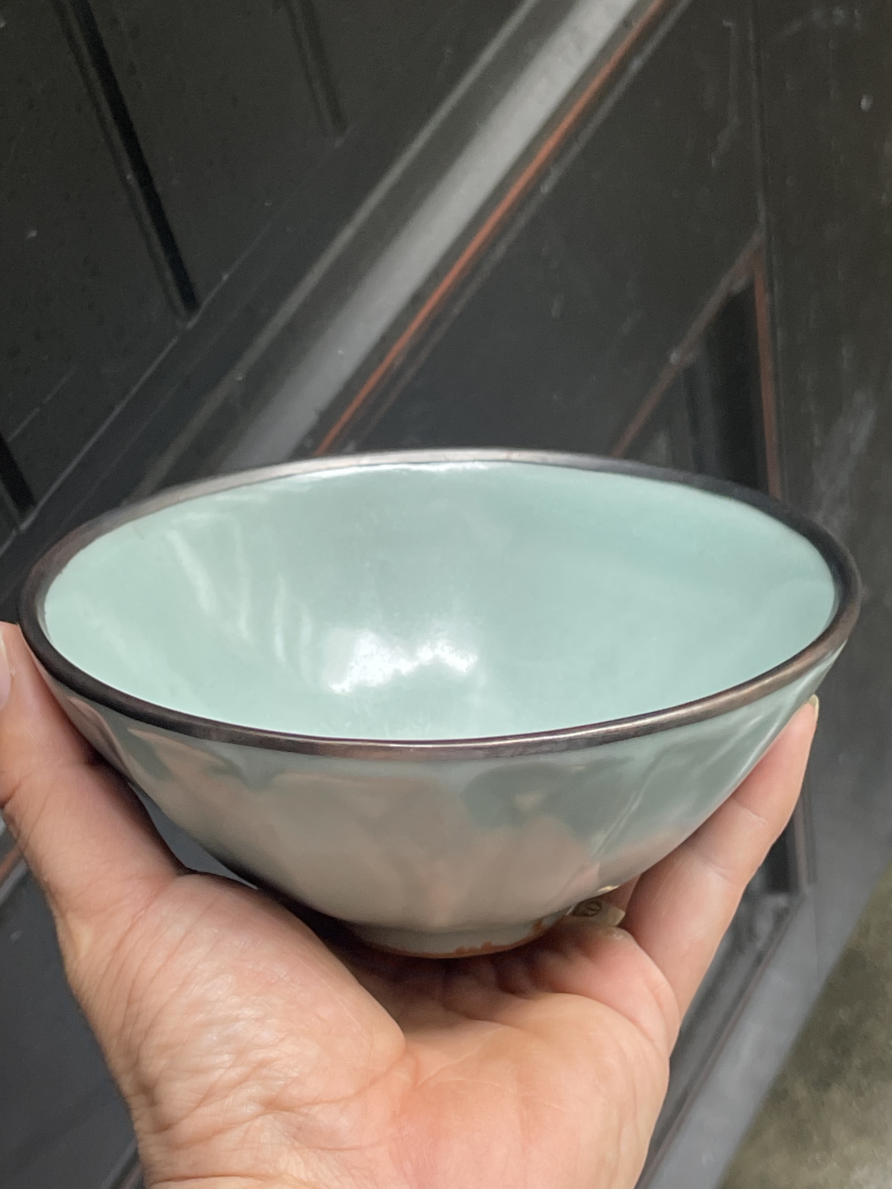 龙泉窑粉青色莲瓣纹碗