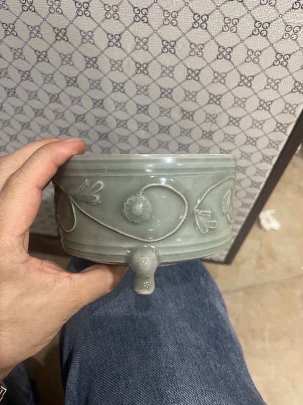 牡丹贴花三足炉，完整，轻微串烟