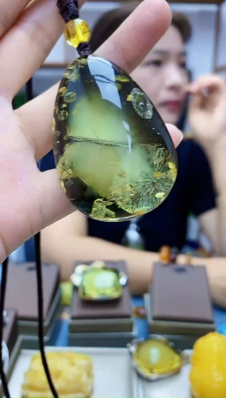 【闪购商品】琥珀裸石未镶嵌琥珀吊坠