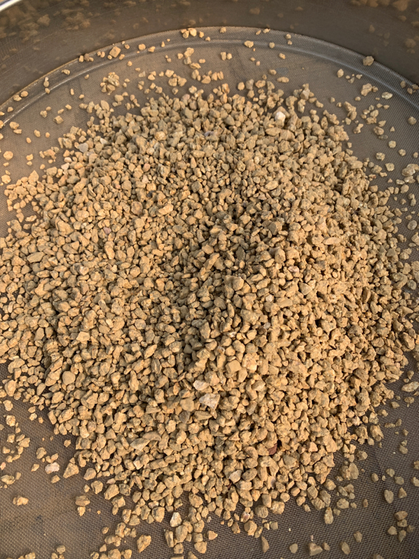 麦饭石规格3-5颗粒粉末已经人工晒掉了一份6斤装