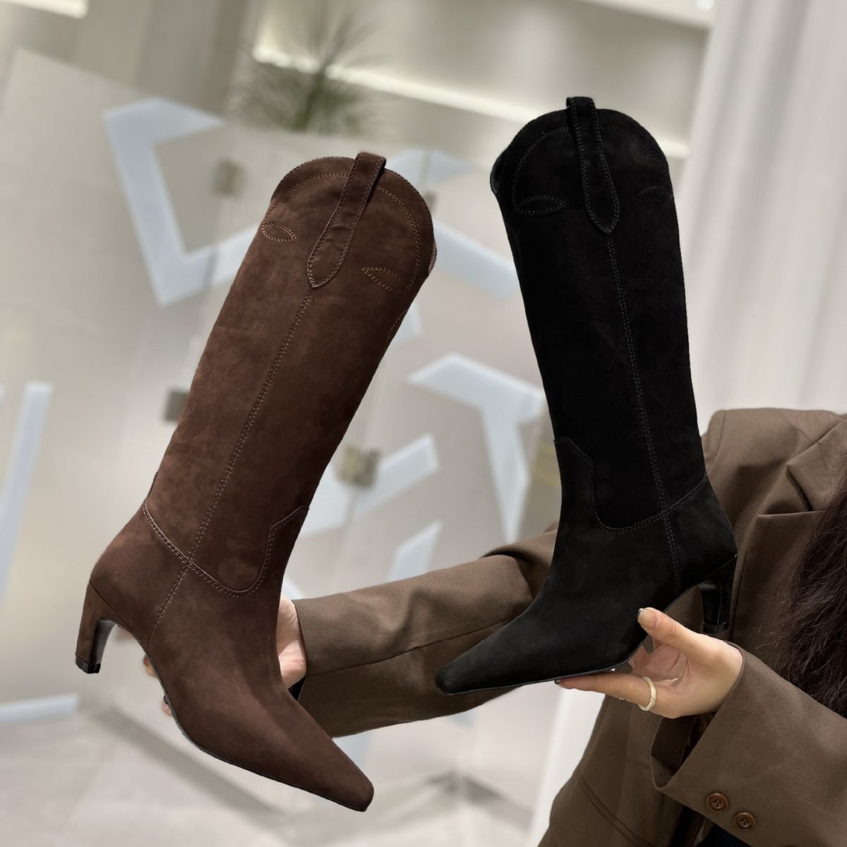 欧洲站女鞋23秋冬新款时尚磨砂牛皮简约小方头粗中跟套筒骑士长靴