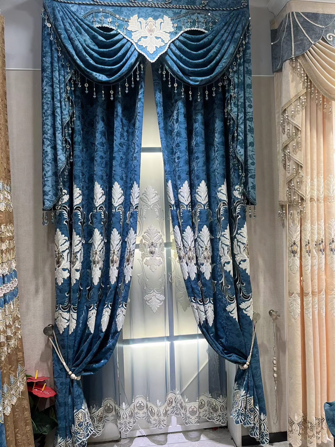 浙江厂家直销3.1米加厚提花雪尼尔激光镂空绣花蓝色高档客卧