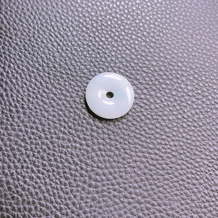 翡翠颈饰未镶嵌深夜