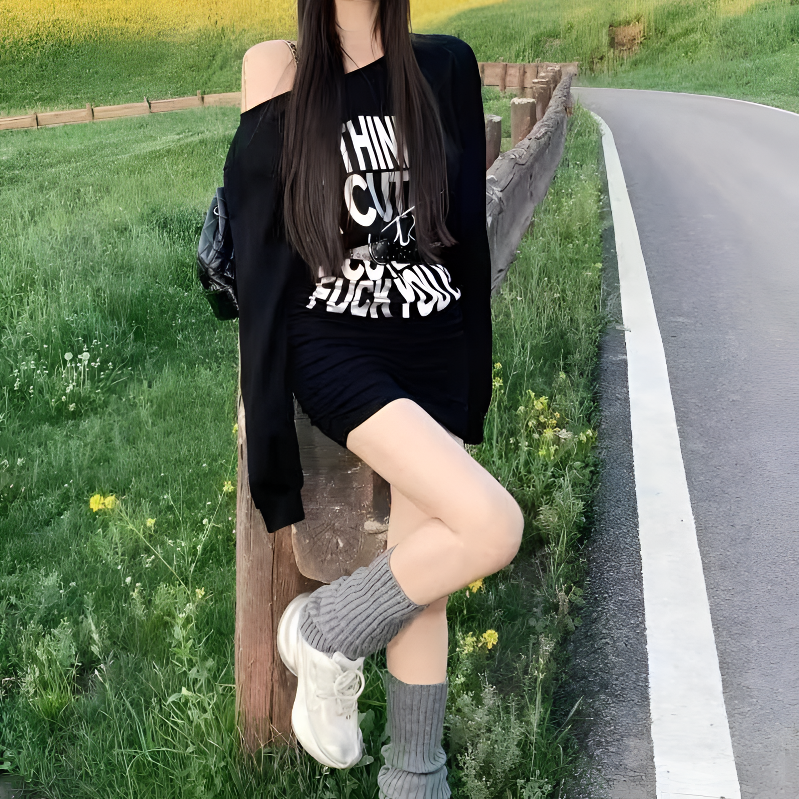 韩版简约纯色一字肩字母印花配腰带连衣裙2024早秋新款收腰包臀裙