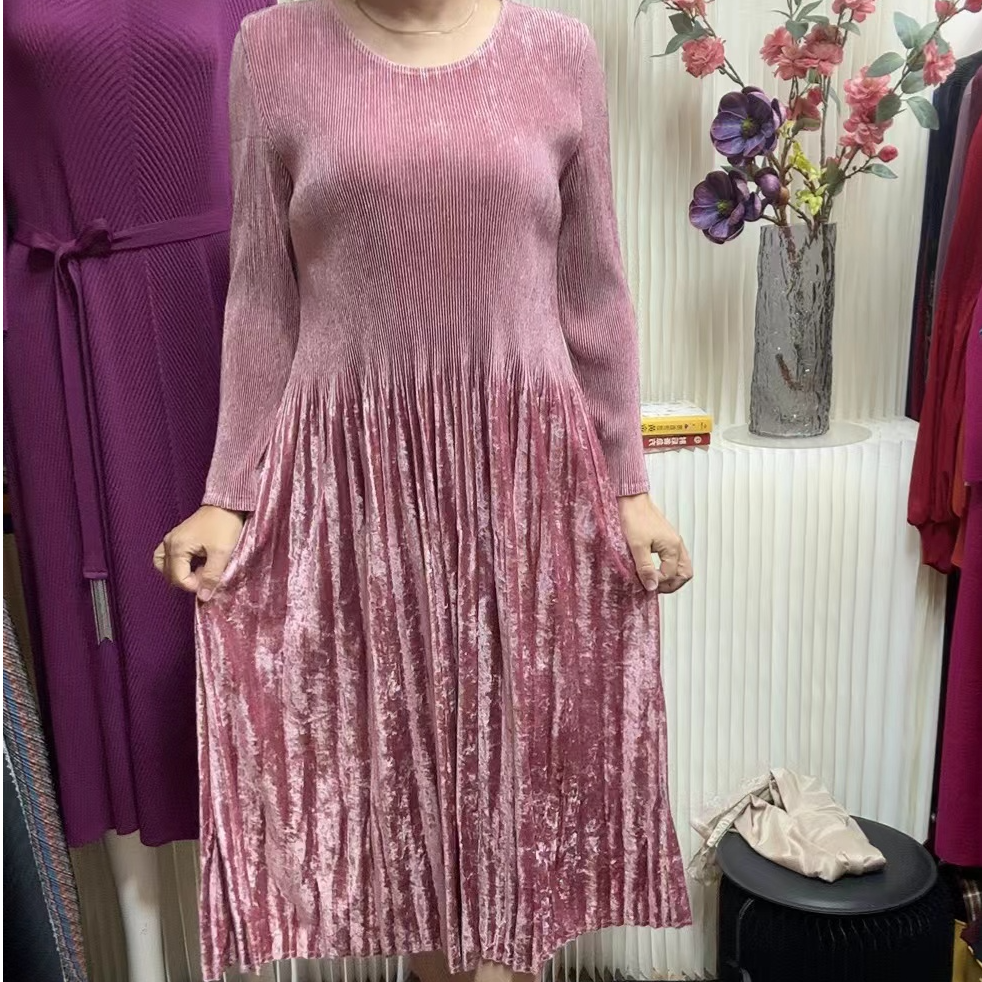 《清仓》褶皱纯色净版植绒连衣裙