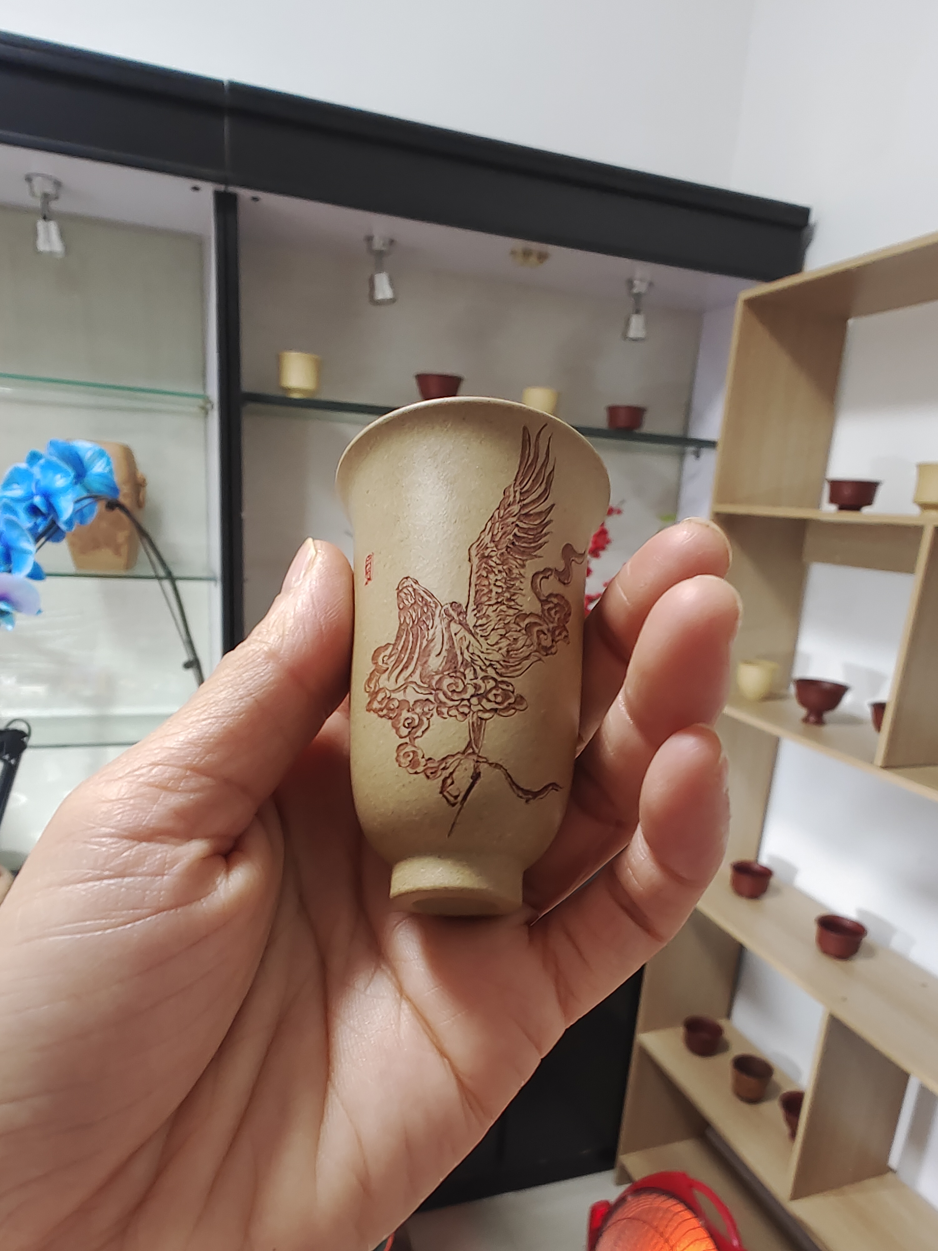 精致小巧闻香杯，刻绘仙鹤