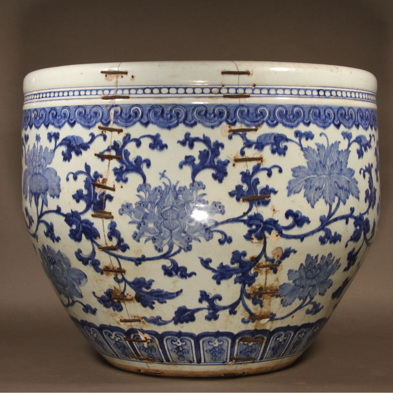 瓷器收藏 青花花卉大缸有鋦钉