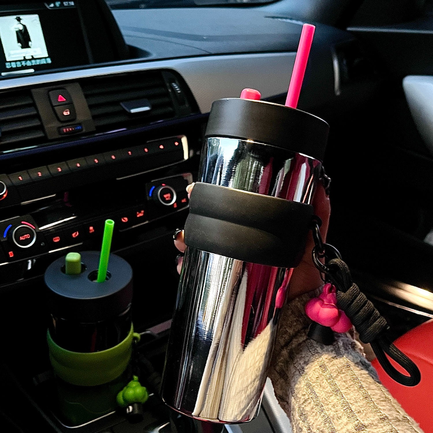 新款撞色潮酷大容量保温杯咖啡杯带吸管防尘塞手提随行杯双层创意