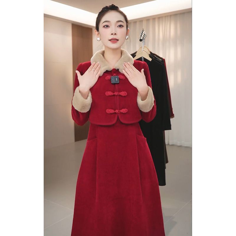 新年战袍高档女装秋冬季连衣裙女2024新款设计感洋气时髦加厚加绒