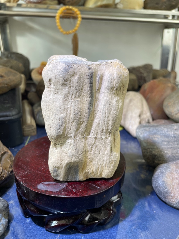 五大连池好看原石摆件595克