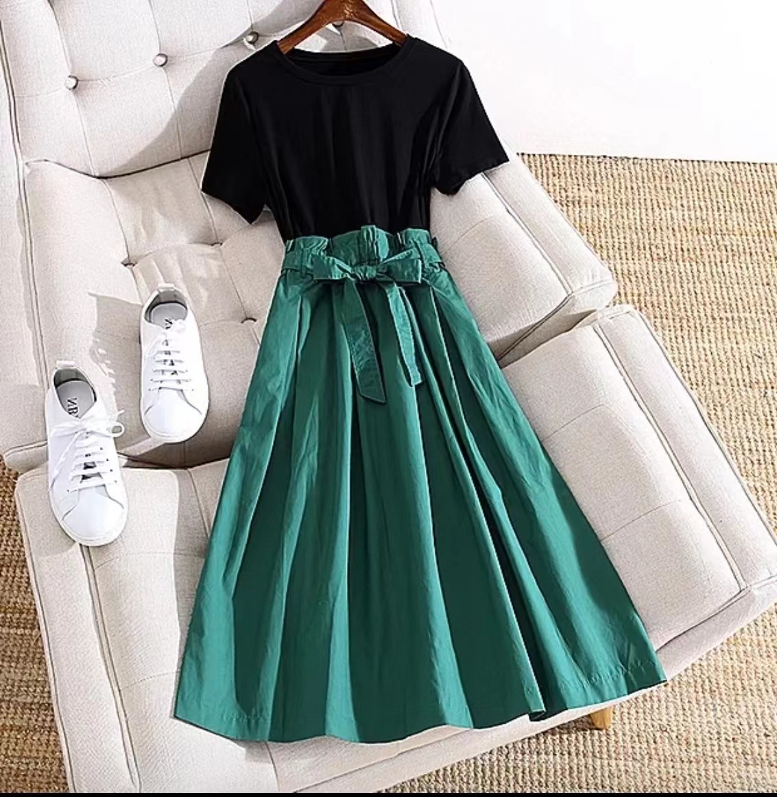 连衣裙，柜子下架的衣服，介意偶尔的微瑕疵一定勿拍