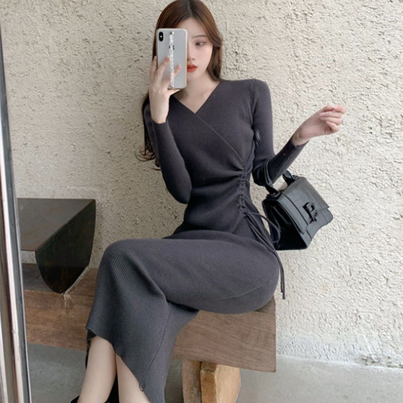针织连衣裙女2023秋冬港味气质交叉V领系带修身显瘦打底毛线裙子