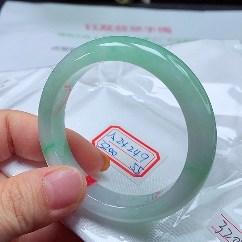 【闪购商品】翡翠手镯未镶嵌55圈3200