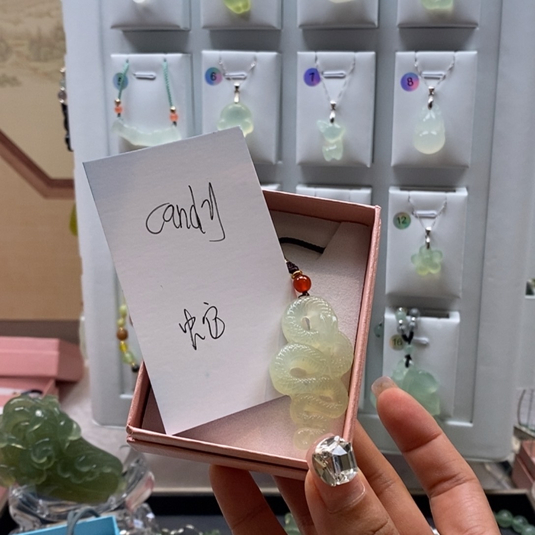 蛇纹石玉颈饰未镶嵌C****?