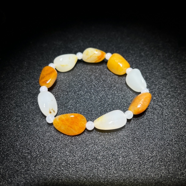 新疆和田玉35克手链(9颗籽)