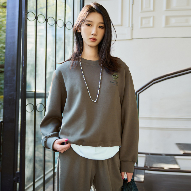 U/TI 24年春季新品芦苇绿简约时尚设计风运动中长款圆领长袖卫衣