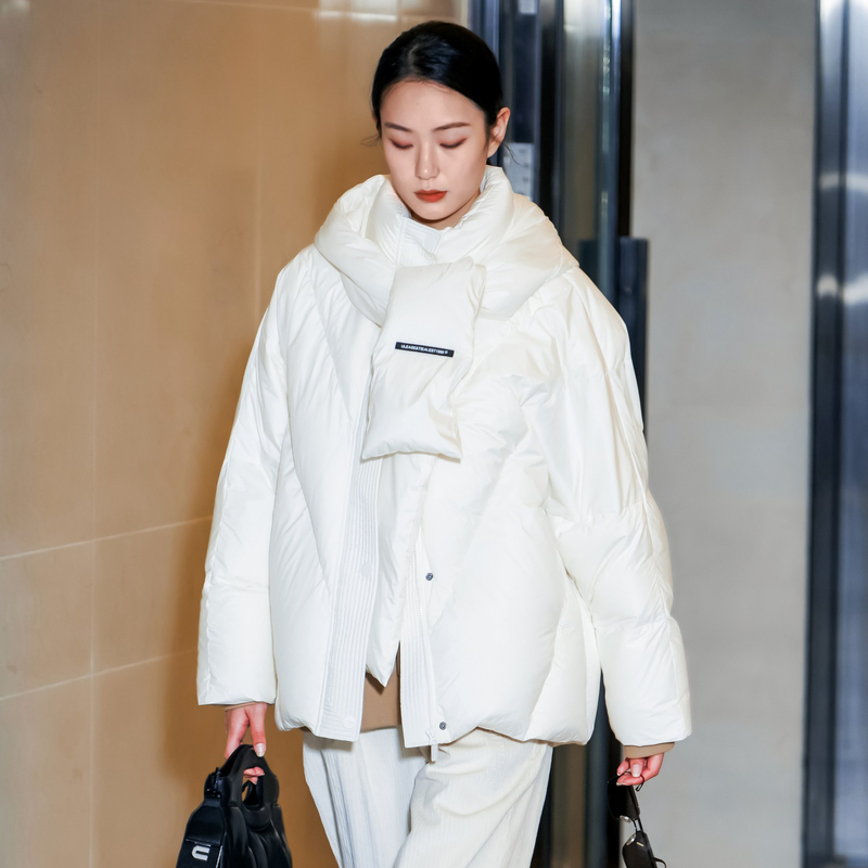 uti白色轻量云感短款羽绒服女 设计感白鸭绒外套尤缇2023冬季新款
