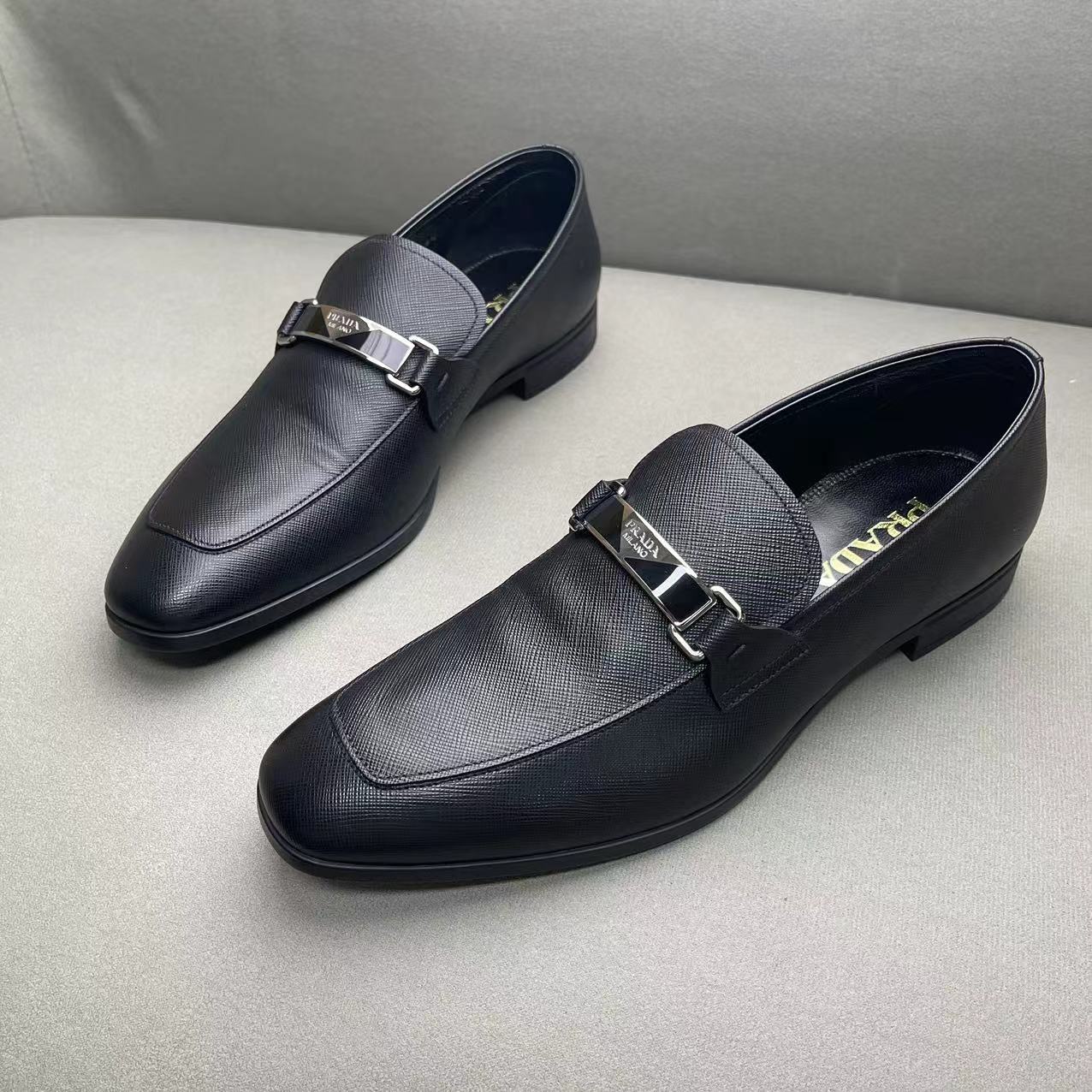 Prada/普拉达黑色金属三角标logo时尚百搭皮鞋 42.5码/全新放置