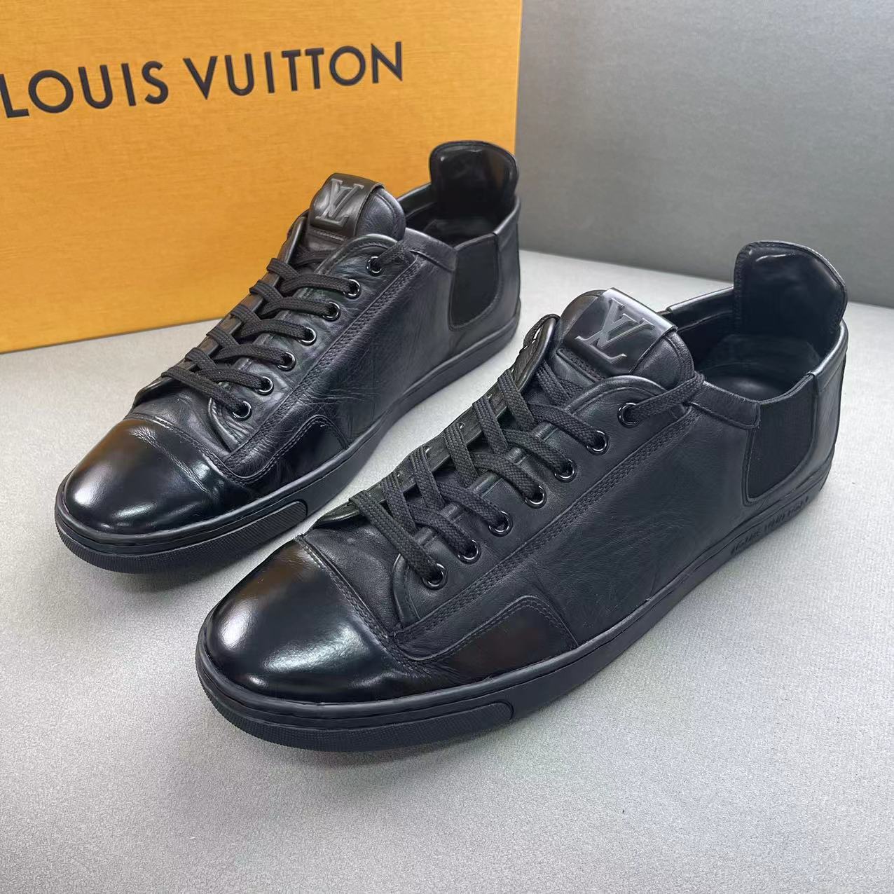 LouisVuitton/路易威登黑色男款时尚百搭logo板鞋 42码/福利款