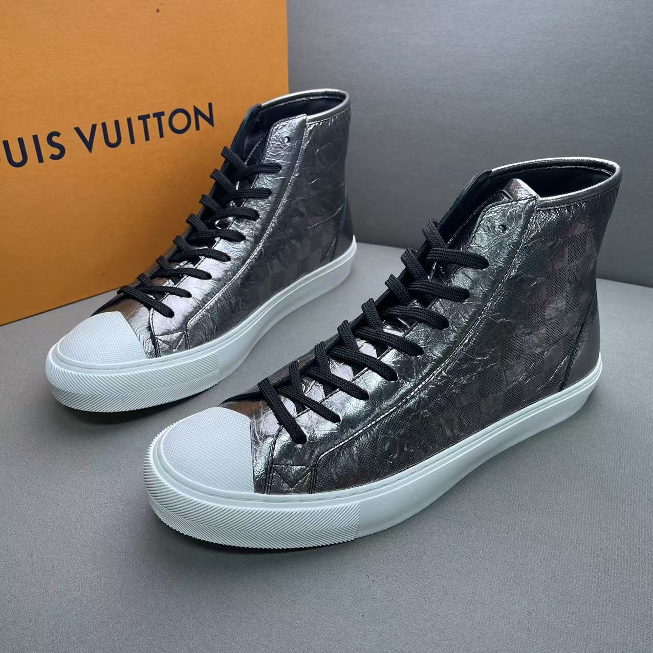 全新未使用 LouisVuitton/路易威登 银色锡面棋盘格板鞋40/42.5码