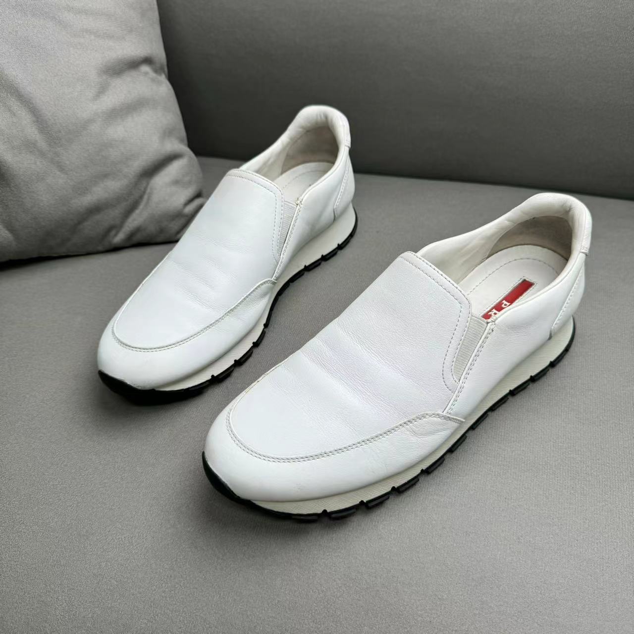 95新 Prada/普拉达 白色皮面时尚百搭软底舒适低帮一脚蹬 39码
