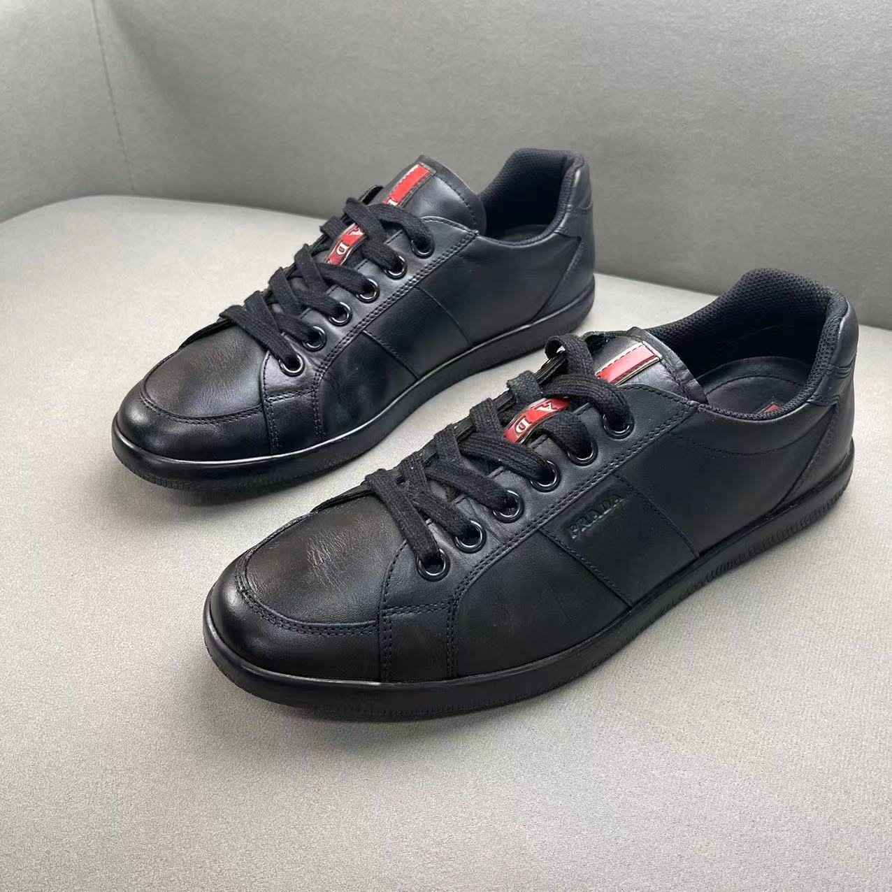 95新 Prada/普拉达 黑色男士皮革时尚百搭潮流系带板鞋 41码
