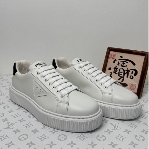 Prada/普拉达大三角logo厚底休闲板鞋 41.5码 全新