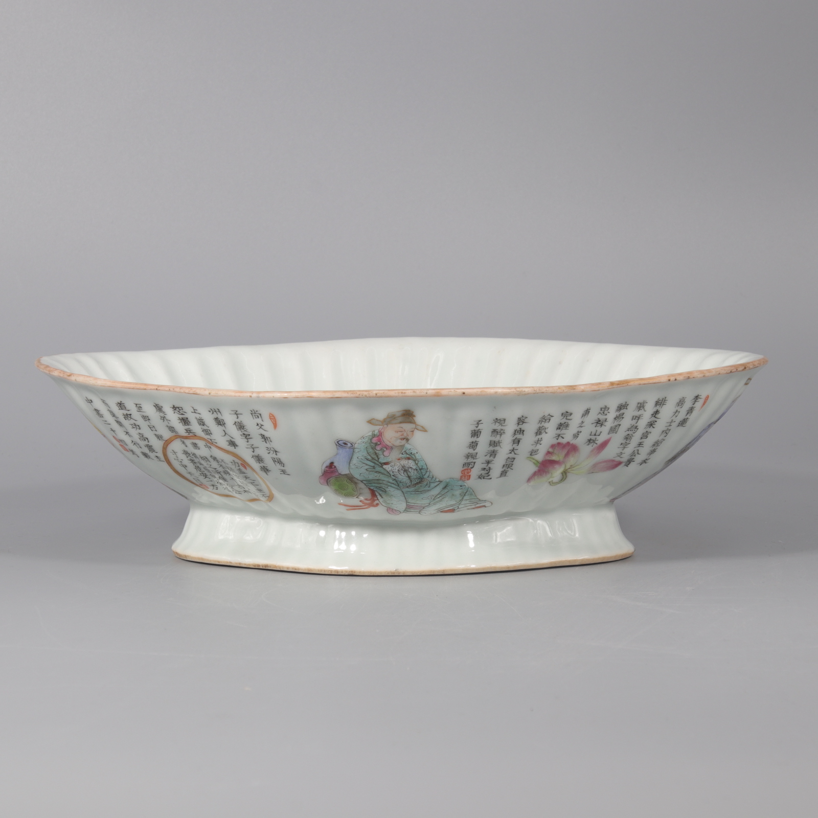 粉彩无双谱人物诗文高足如意口供盘   H408-028