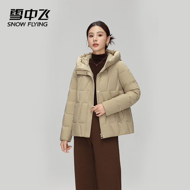 雪中飞2025冬季女士新款优雅时尚连帽轻便百搭休闲极简保暖羽绒服