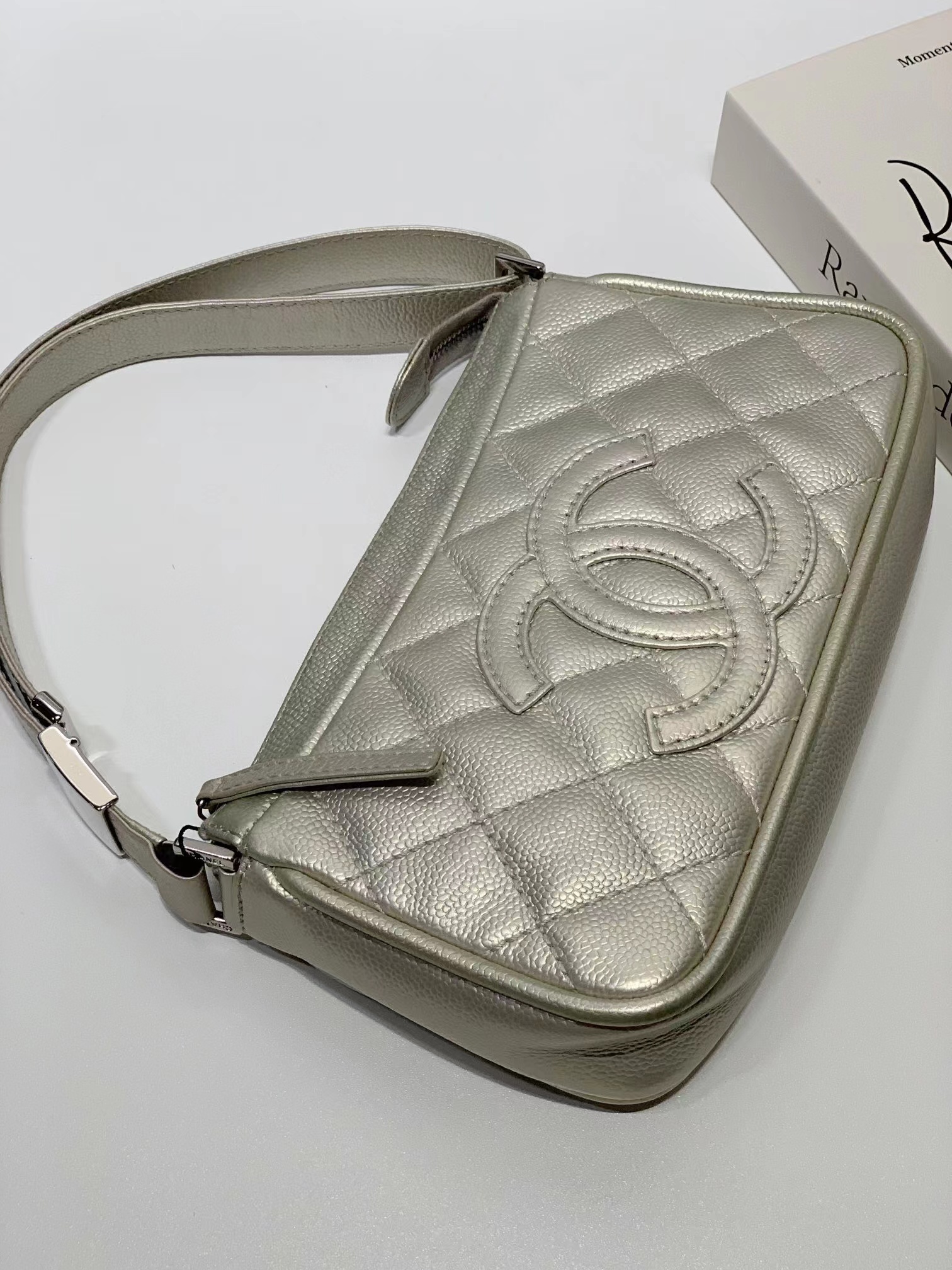 95新  HIHI精选/ Chanel 香槟色荔枝纹大logo腋下包