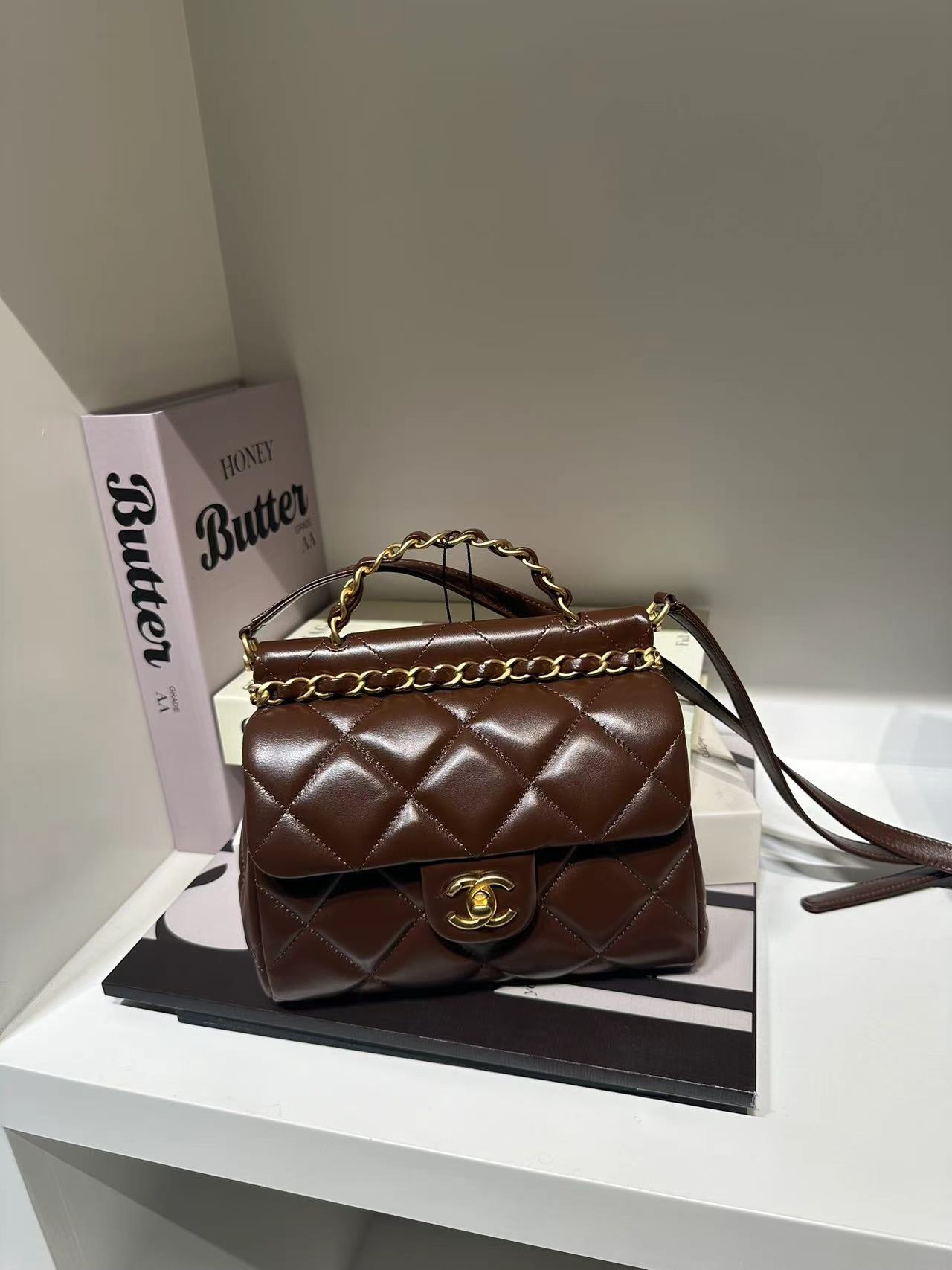 99新 Chanel/香奈儿 HIHI/巧克力色手柄邮差包底长20CM芯片款