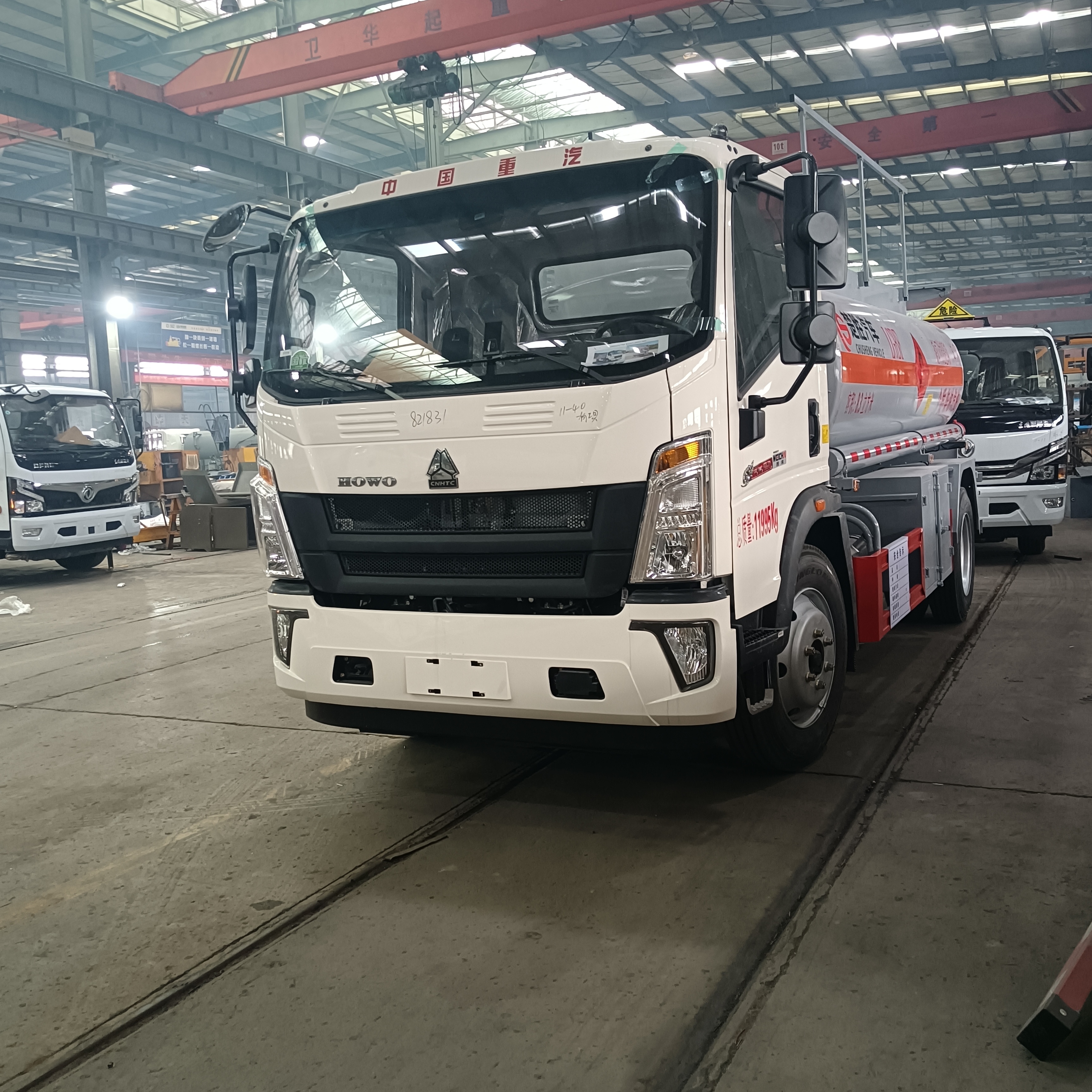 重汽豪沃潍柴160马力7吨加油车8吨油罐车运油车8立方油车